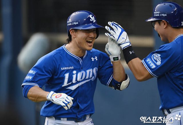 삼성 라이온즈 외야수 이성규가 지난해 정규시즌 경기에서 홈런을 친 뒤 기뻐하고 있다. 엑스포츠뉴스 DB