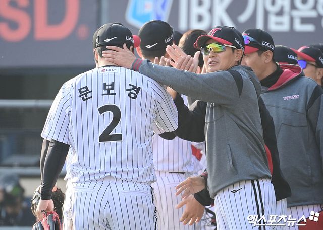 22일 오후 서울 송파구 잠실야구장에서 열린 '2025 신한 SOL Bank KBO리그' 롯데 자이언츠와 LG 트윈스의 경기, LG가 선발투수 치리노스의 6이닝 2실점 호투와 타선의 고른 활약에 힘입어 12:2의 스코어로 승리했다. 경기 종료 후 LG 염경엽 감독이 문보경과 승리의 기쁨을 나누고 있다. 엑스포츠뉴스 DB