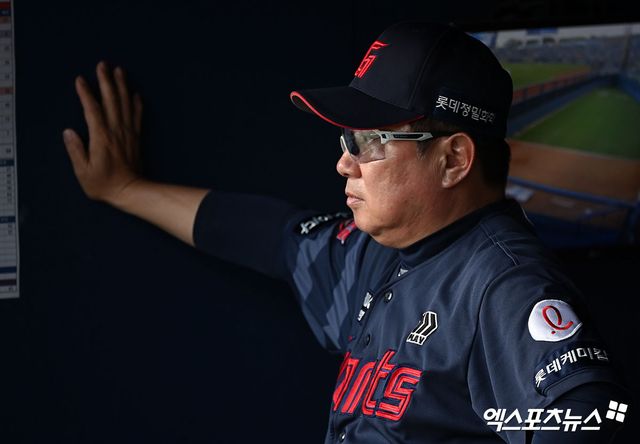 김태형 롯데 감독은 3일 사직구장에서 열릴 '2025 신한 SOL Bank KBO 리그' NC와 주말 3연전 두 번째 경기를 앞두고 볼넷 허용 등 스스로 무너지는 일이 잦은 투수진에 관해 쓴소리 했다. 엑스포츠뉴스 DB