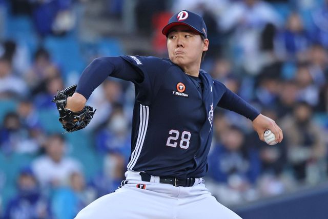 두산 베어스 선발투수 최승용이 3일 대구 삼성 라이온즈전에 선발 등판해 투구하고 있다. 두산 베어스