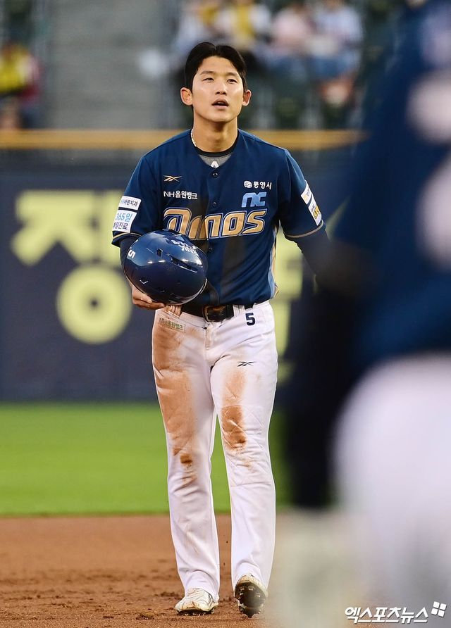 NC 내야수 서호철(사진)은 3일 사직구장에서 열린 '2025 신한 SOL Bank KBO 리그' 롯데와 주말 3연전 두 번째 경기에서 6번타자 1루수로 선발 출전했다. 3회초 주루 과정에서 왼쪽 햄스트링 근경직으로 중도 교체됐다. 대주자로는 도태훈이 투입됐다. 엑스포츠뉴스 DB