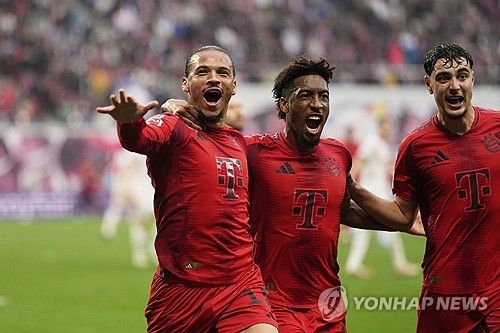 바이에른 뮌헨은 3일(한국시간) 독일 라이프치히에 위치한 레드불 아레나에서 열린 RB라이프치히와의 2024-25시즌 분데스리가 32라운드 원정 경기에서 3-3 무승부를 거뒀다. 이날 뮌헨은 전반전에 2골을 실점했지만 후반전에 3골을 터트리며 역전에 성공했다. 그러나 경기 종료를 앞두고 동점골을 허욜해 3-3 무승부로 경기를 마무리했다. 그러나 뮌헨은 여전히 분데스리가 우승이 매우 유력해 김민재와 해리 케인의 분데스리가 우승이 사실상 확정됐다. 연합뉴스