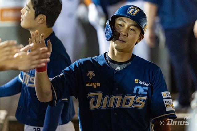 NC 외야수 한석현은 3일 사직구장에서 열린 '2025 신한 SOL Bank KBO 리그' 롯데와 주말 3연전 두 번째 경기에서 9번타자 중견수로 선발 출전했다. 이날 3안타 3타점으로 맹활약 해 팀 승리에 보탬이 됐다. NC 다이노스