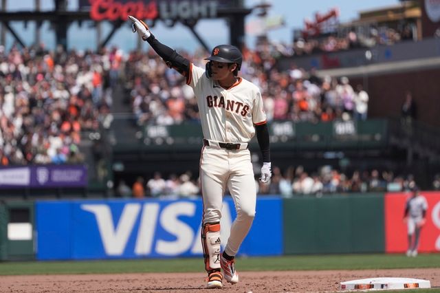 미국 메이저리그 샌프란시스코 자이언츠의 이정후가 4일(한국시간) 미국&nbsp;캘리포니아주 샌프란시스코의 오라클 파크에서 열린 2025 메이저리그 콜로라도 로키스와의 홈 경기에 3번타자 겸 중견수로 선발출전, 4타수 1안타 1타점 1득점을 기록하고 팀 역전승에 기여했다. 사진 연합뉴스