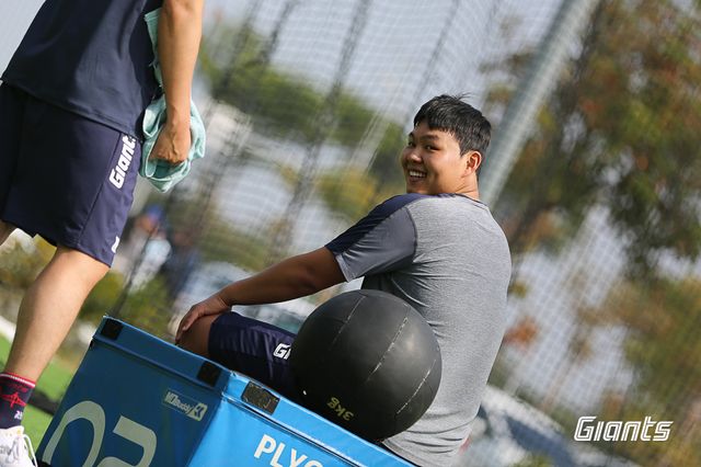 롯데 투수 박진은 3일 사직구장에서 열린 '2025 신한 SOL Bank KBO 리그' NC 다이노스와 주말 3연전 두 번째 경기에서 선발 등판했다. 최종 성적 3이닝 4실점으로 팀 패배를 지켜봐야 했다. 롯데 자이언츠