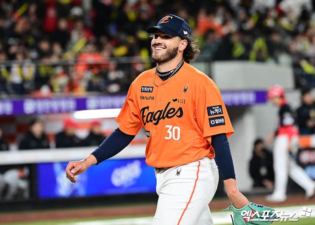28일 오후 대전한화생명볼파크에서 열린 '2025 신한 SOL Bank KBO리그' 한화 이글스와 KIA 타이거즈의 경기, 7회초 종료 후 한화 선발투수 폰세가 더그아웃으로 향하고 있다. 엑스포츠뉴스DB