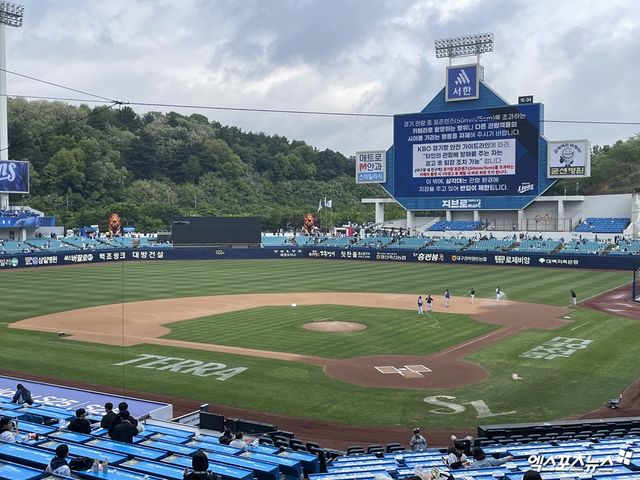 3일 삼성 라이온즈와 두산 베어스의 맞대결이 열릴 예정인 대구 삼성라이온즈파크. 비가 그치고 정상 개시를 준비 중이다. 엑스포츠뉴스 대구, 최원영 기자