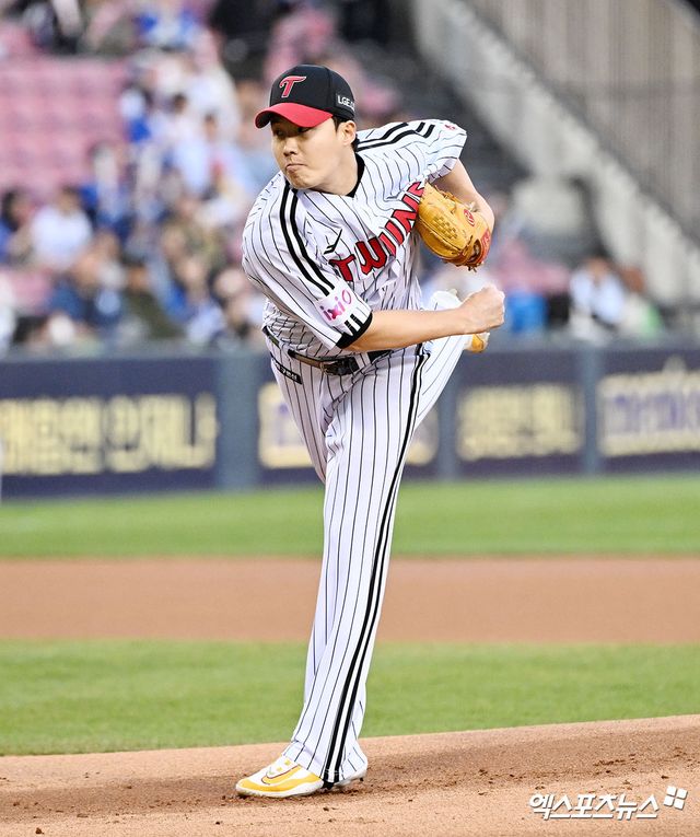 16일 오후 서울 송파구 잠실야구장에서 열린 '2025 신한 SOL Bank KBO리그' 삼성 라이온즈와 LG 트윈스의 경기, 1회초 LG 선발투수 임찬규가 공을 힘차게 던지고 있다. 엑스포츠뉴스 DB