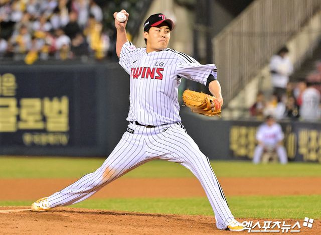 26일 오후 서울 송파구 잠실야구장에서 열린 '2025 신한 SOL Bank KBO리그' 한화 이글스와 LG 트윈스의 경기, 6회초 LG 임찬규가 공을 힘차게 던지고 있다. 엑스포츠뉴스 DB