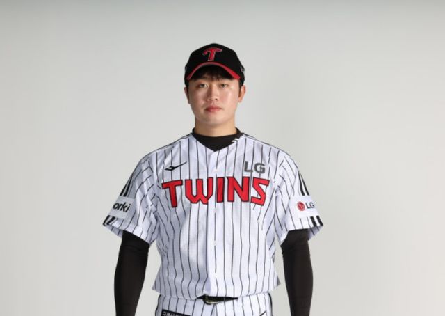 LG 트윈스 내야수 손용준이 2일 서울 잠실야구장에서 열리는 '2025 신한 SOL Bank KBO리그' SSG 랜더스와 LG의 정규시즌 맞대결을 앞두고 정식선수 전환과 함께 1군 엔트리에 등록됐다. LG 트윈스