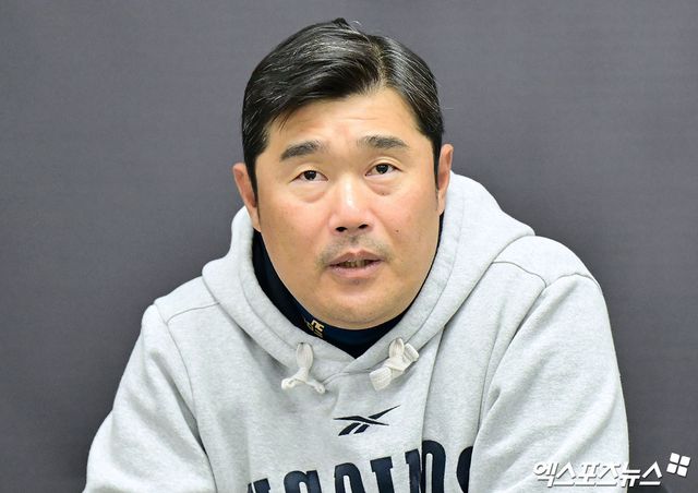 이호준 NC 감독은 3일 사직구장에서 열릴 '2025 신한 SOL Bank KBO 리그' 롯데와 주말 3연전 두 번째 경기를 앞두고 지난 2일 발표된 '임시 대체 홈구장 검토 착수'를 언급했다. 선수단은 홈구장 폐쇄로 원정이 길어지며 경기 진행에 어려움을 겪고 있다. 엑스포츠뉴스 DB