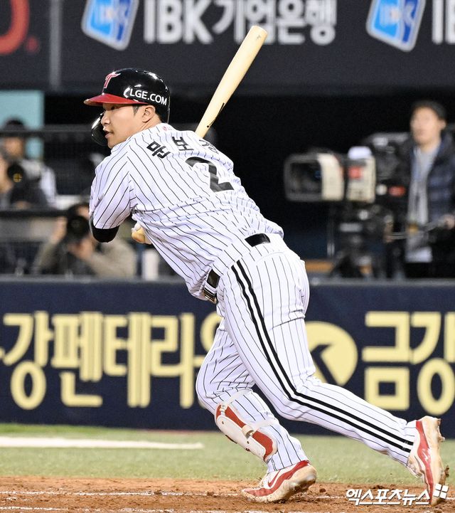 16일 오후 서울 송파구 잠실야구장에서 열린 '2025 신한 SOL Bank KBO리그' 삼성 라이온즈와 LG 트윈스의 경기, 3회말 2사 1,2루 LG 문보경이 1타점 적시타를 날리고 있다. 엑스포츠뉴스 DB