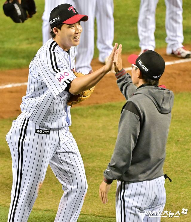 26일 오후 서울 송파구 잠실야구장에서 열린 '2025 신한 SOL Bank KBO리그' 한화 이글스와 LG 트윈스의 경기, LG가 9이닝 2피안타 완봉승을 거둔 임찬규의 호투에 힘입어 한화에 4:0으로 승리했다. 이날 경기에서 승리한 LG 임찬규가 염경엽 감독과 하이파이브를 하고 있다. 엑스포츠뉴스 DB