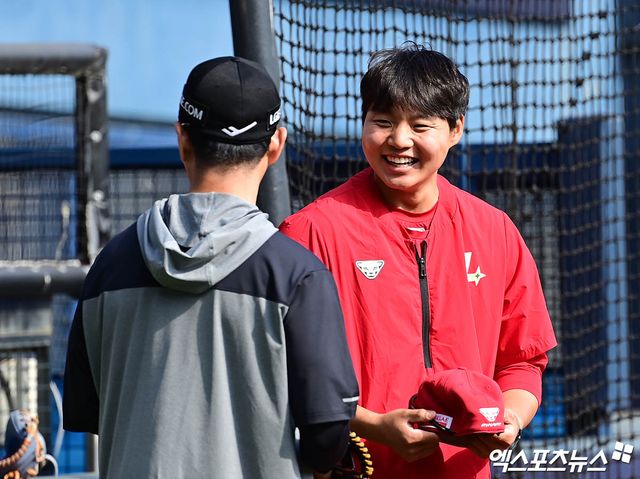 2일 오후 서울 잠실야구장에서 열리는 '2025 신한 SOL Bank KBO리그' SSG 랜더스와 LG 트윈스의 경기에 앞서 SSG 김수윤이 LG 송지만 코치와 그라운드에서 만나 대화를 나누고 있다. 잠실, 박지영 기자