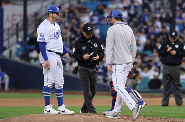 삼성 라이온즈 선발투수 아리엘 후라도가 2일 대구 두산 베어스전에 선발 등판해 투구하다 포수 강민호와 대화를 나누고 있다. 삼성 라이온즈