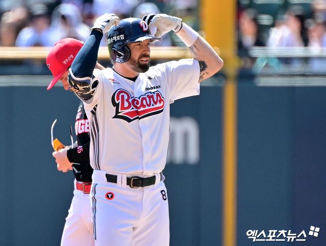 두산 베어스 제이크 케이브가 올해 정규시즌 경기에 출전해 세리머니하고 있다. 엑스포츠뉴스 DB