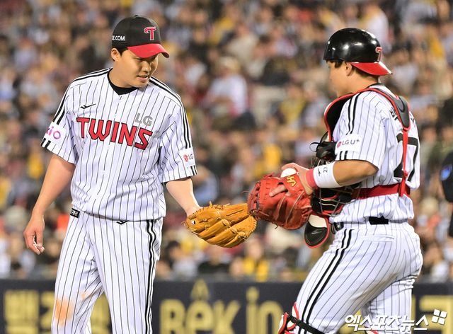 26일 오후 서울 송파구 잠실야구장에서 열린 '2025 신한 SOL Bank KBO리그' 한화 이글스와 LG 트윈스의 경기, 7회초 LG 임찬규가 한화 플로리얼에게 볼넷을 허용한 후 박동원과 대화를 나누고 있다. 엑스포츠뉴스 DB