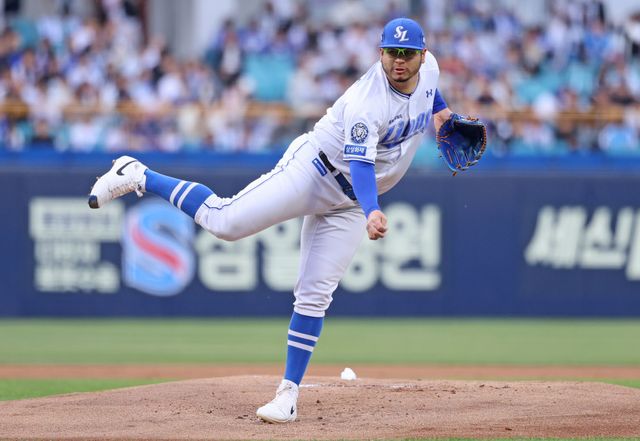 삼성 라이온즈 선발투수 아리엘 후라도가 2일 대구 두산 베어스전에 선발 등판해 투구하고 있다. 삼성 라이온즈