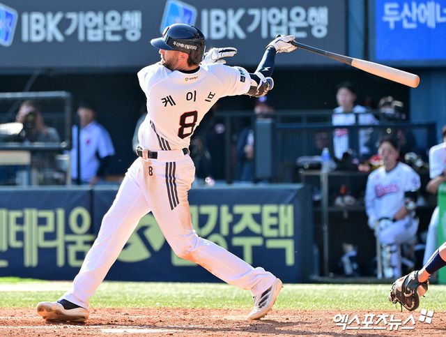 두산 베어스 제이크 케이브가 올해 정규시즌 경기에 출전해 타격하고 있다. 엑스포츠뉴스 DB