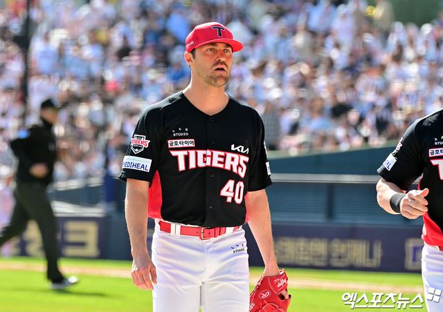 20일 오후 서울 송파구 잠실야구장에서 열린 '2025 신한 SOL Bank KBO리그' KIA 타이거즈와 두산 베어스의 경기, 5회말 수비를 마친 KIA 네일이 더그아웃으로 향하고 있다. 엑스포츠뉴스DB