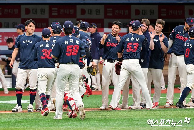 시즌 초반 롯데의 상승세가 이어지고 있다. 현재 정규시즌 전적 20승 1무 13패로 한화와 리그 공동 2위를 기록 중이다. 엑스포츠뉴스 DB