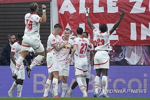 바이에른 뮌헨은 3일(한국시간) 독일 라이프치히에 위치한 레드불 아레나에서 열린 RB라이프치히와의 2024-25시즌 분데스리가 32라운드 원정 경기에서 3-3 무승부를 거뒀다. 이날 뮌헨은 전반전에 2골을 실점했지만 후반전에 3골을 터트리며 역전에 성공했다. 그러나 경기 종료를 앞두고 동점골을 허욜해 3-3 무승부로 경기를 마무리했다. 그러나 뮌헨은 여전히 분데스리가 우승이 매우 유력해 김민재와 해리 케인의 분데스리가 우승이 사실상 확정됐다. 연합뉴스