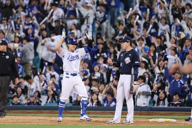 삼성 라이온즈 전병우가 2일 대구 두산 베어스전에서 적시타를 친 뒤 세리머니하고 있다. 삼성 라이온즈
