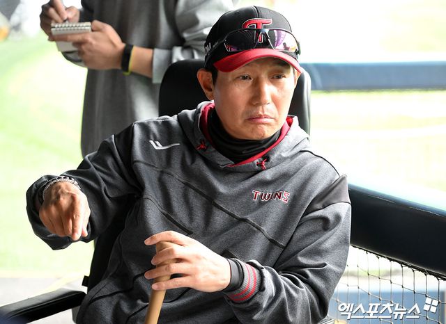 12일 오후 서울 송파구 잠실야구장에서 열리는 '2025 신한 SOL Bank KBO리그' 두산 베어스와 LG 트윈스의 경기, LG 염경엽 감독이 취재진과 대화를 나누고 있다. 엑스포츠뉴스 DB