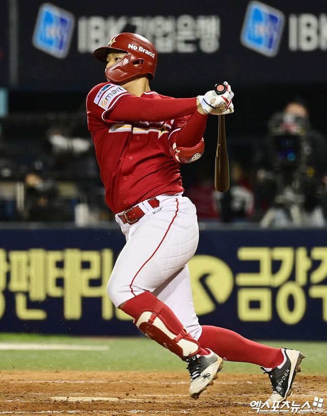 2일 오후 서울 잠실야구장에서 열린 '2025 신한 SOL Bank KBO리그' SSG 랜더스와 LG 트윈스의 경기, 5회초 SSG 선두타자 김수윤이 타격하고 있다. 결과는 3루수 땅볼 아웃. 잠실, 박지영 기자