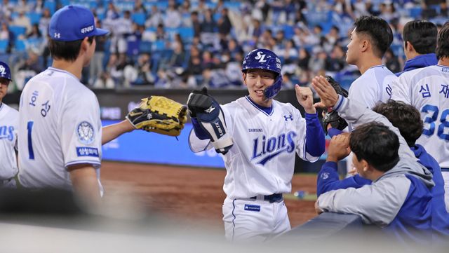 삼성 라이온즈 김태근이 2일 대구 두산 베어스전에서 득점 후 축하 받고 있다. 삼성 라이온즈