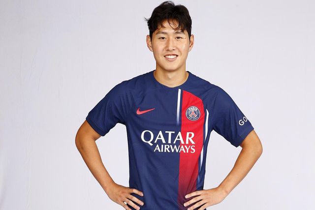 한국 축구의 '뉴 에이스' 이강인이 소속팀 파리 생제르맹(PSG)에서 이적 허락을 받은 것으로 알려져 귀추가 주목된다. 프랑스 매체 중 한 곳은 이강인의 행선지로 아스널을 콕 찍어 거론했다. 신문은 지난 2일 'PSG가 이강인의 이적 제안을 수용할 준비가 되어 있으며, 시즌 종료 후 선수 측과 구단이 향후 진로에 대해 협의할 예정'이라고 보도했다. 매체는 PSG 선수 4명의 거취를 진단했는데 이 중 이강인만 판매 가능한 선수로 분류했다. 다른 매체 '파리 알레'는 이강인 행선지 후보 중에 아스널이 있다고 했다. PSG