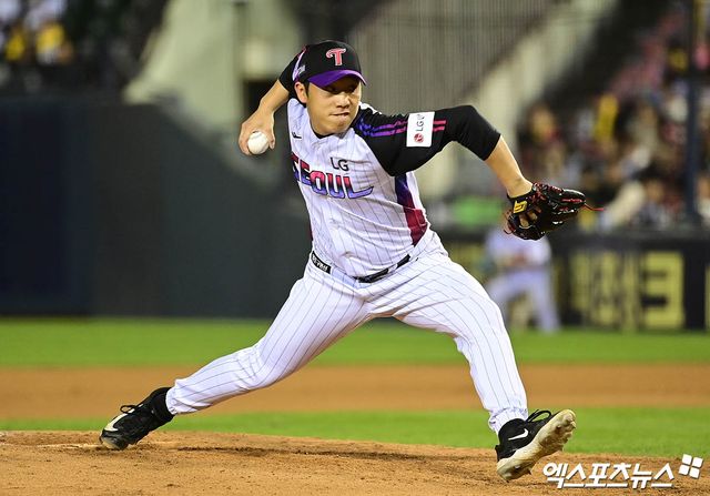 2일 오후 서울 잠실야구장에서 열린 '2025 신한 SOL Bank KBO리그' SSG 랜더스와 LG 트윈스의 경기, 6회초 1사 1,2루 LG 박명근이 역투하고 있다. 잠실, 박지영 기자