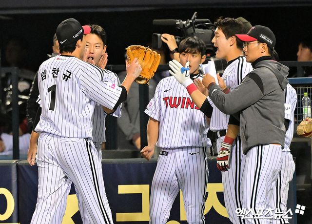 26일 오후 서울 송파구 잠실야구장에서 열린 '2025 신한 SOL Bank KBO리그' 한화 이글스와 LG 트윈스의 경기, 6회초 수비를 마친 LG 임찬규가 하이파이브를 하고 있다. 엑스포츠뉴스 DB