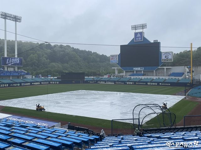 3일 삼성 라이온즈와 두산 베어스의 맞대결이 예고된 대구 삼성라이온즈파크에 비가 내리고 있다. 엑스포츠뉴스 대구, 최원영 기자