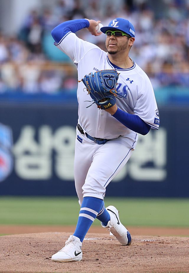 삼성 라이온즈 선발투수 아리엘 후라도가 2일 대구 두산 베어스전에 선발 등판해 투구하고 있다. 삼성 라이온즈