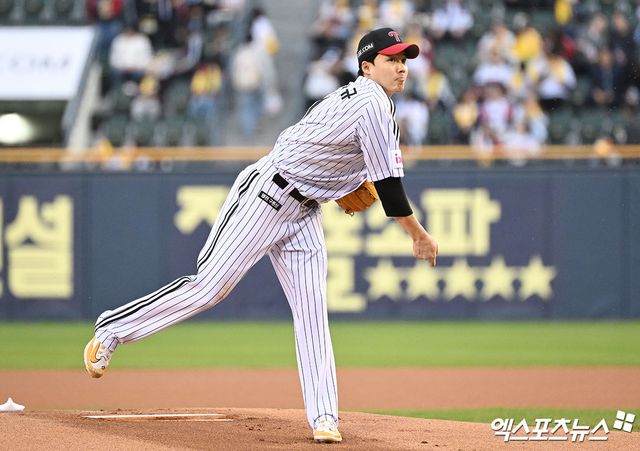 16일 오후 서울 송파구 잠실야구장에서 열린 '2025 신한 SOL Bank KBO리그' 삼성 라이온즈와 LG 트윈스의 경기, 1회초 LG 선발투수 임찬규가 공을 힘차게 던지고 있다. 엑스포츠뉴스 DB