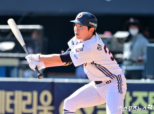 두산 베어스 정수빈이 올해 정규시즌 경기에 출전해 타격하고 있다. 엑스포츠뉴스 DB