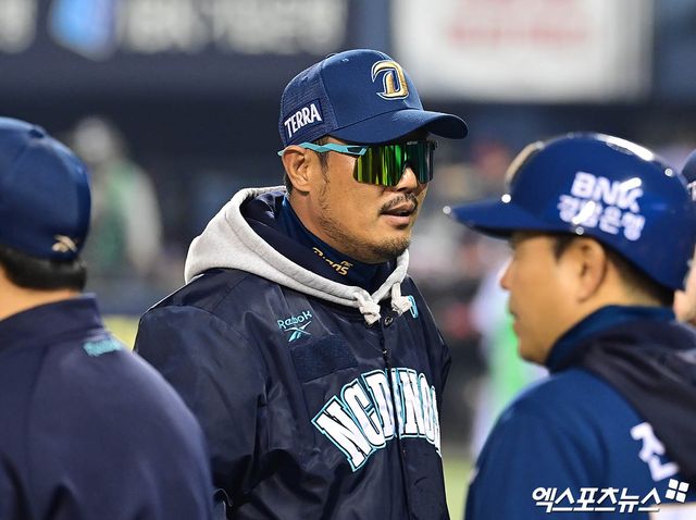 이호준 NC 감독은 3일 사직구장에서 열릴 '2025 신한 SOL Bank KBO 리그' 롯데와 주말 3연전 두 번째 경기를 앞두고 지난 2일 발표된 '임시 대체 홈구장 검토 착수'를 언급했다. 선수단은 홈구장 폐쇄로 원정이 길어지며 경기 진행에 어려움을 겪고 있다. 엑스포츠뉴스 DB