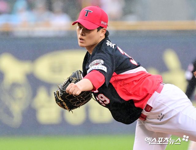 19일 오후 서울 송파구 잠실야구장에서 열린 '2025 신한 SOL Bank KBO리그' KIA 타이거즈와 두산 베어스의 경기, 7회말 KIA 최지민이 공을 힘차게 던지고 있다. 엑스포츠뉴스 DB