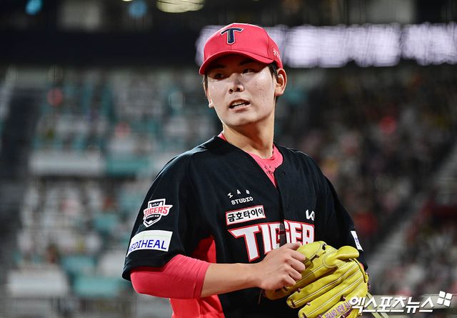 20일 오후 경기도 수원케이티위즈파크에서 열린 '2025 신한 SOL Bank KBO리그' KIA 타이거즈와 KT 위즈의 경기, 7회말 종료 후 KIA 성영탁이 더그아웃으로 향하고 있다. 엑스포츠뉴스 DB