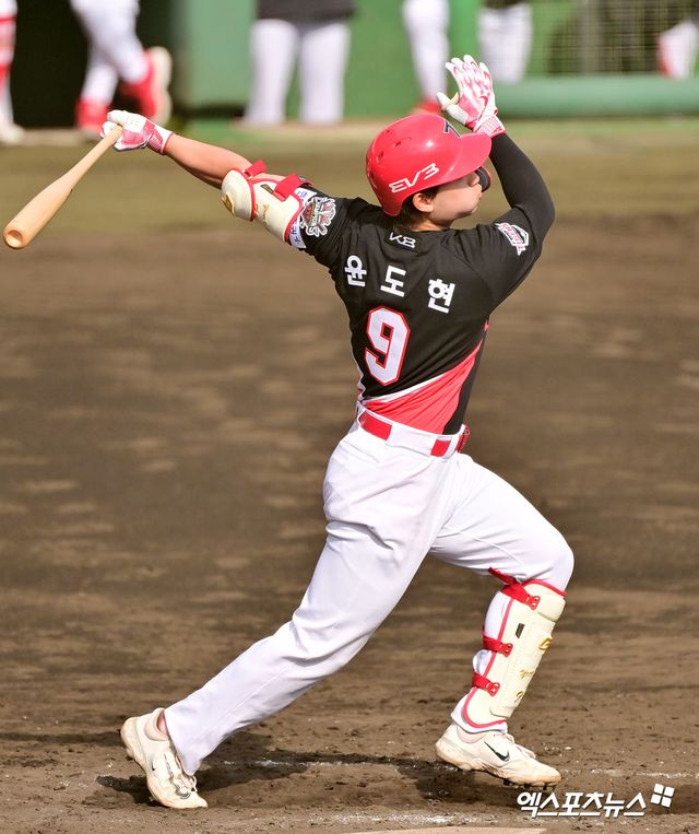 22일 오후 일본 오키나와 코자 신킨 스타디움에서 열린 KIA 타이거즈와 히로시마 도요카프의 연습경기, 8회초 1사 1루 KIA 윤도현이 타격을 하고 있다. 엑스포츠뉴스 DB