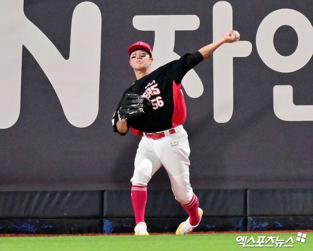 21일 오후 수원KT위즈파크에서 열린 '2025 신한 SOL Bank KBO리그' KIA 타이거즈와 KT 위즈의 경기, 6회말 2사 1루 KIA 오선우가 KT 황재균의 타구를 잡아 홈으로 송구하고 있다. 엑스포츠뉴스 DB