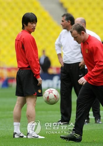 이강인은 29일 구단 홈페이지에 '우리는 올 시즌 시작 후 매우 잘해왔다. 여기까지 온 것만으로도 보람 있는 일이다. 정말 행복하다'고 시즌을 돌아본 뒤 '최선을 다해서 준비해 꼭 우승하겠다'고 인터 밀란과의 마지막 대결에 대한 각오를 밝혔다. 하지만 프랑스 언론은 이강인이 오는 6월1일 열리는 이탈리아 인터 밀란과의 유럽축구연맹(UEFA) 챔피언스리그 결승에서 벤치 출발할 것으로 예상했다. 이강인은 최근 조커 순위에서도 4~5순위로 밀려 교체투입 기회 잡기도 쉽지 않을 것으로 예측했다. 연합뉴스