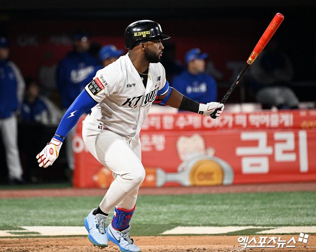 11일 오후 수원KT위즈파크에서 열린 '2025 신한 SOL Bank KBO리그' 삼성 라이온즈와 KT 위즈의 경기, 4회말 1사 1루 KT 로하스가 좌전안타를 날리고 있다. 엑스포츠뉴스 DB