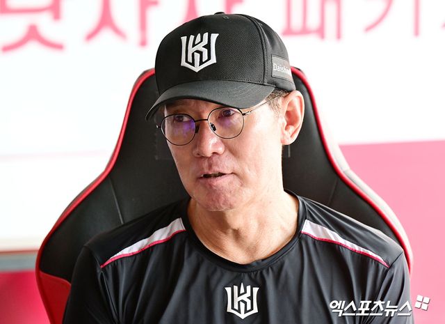 21일 오후 수원KT위즈파크에서 열리는 '2025 신한 SOL Bank KBO리그' KIA 타이거즈와 KT 위즈의 경기, KT 이강철 감독이 취재진과 대화를 나누고 있다. 엑스포츠뉴스 DB