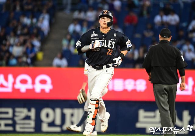  30일 오후 경상남도 창원NC파크에서 열린 '2025 신한 SOL Bank KBO리그' 한화 이글스와 NC 다이노스의 경기, 4회초 한화 선두타자 채은성이 NC 선발투수 라일리 상대로 솔로 홈런을 때려내고 있다. 창원, 박지영 기자