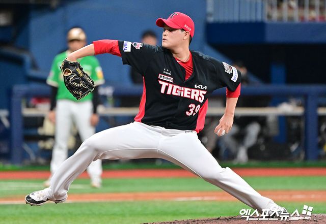 7일 오후 서울 구로구 고척스카이돔에서 열린 '2025 신한 SOL Bank KBO리그' KIA 타이거즈와 키움 히어로즈의 경기, 8회말 KIA 최지민이 공을 힘차게 던지고 있다. 엑스포츠뉴스 DB