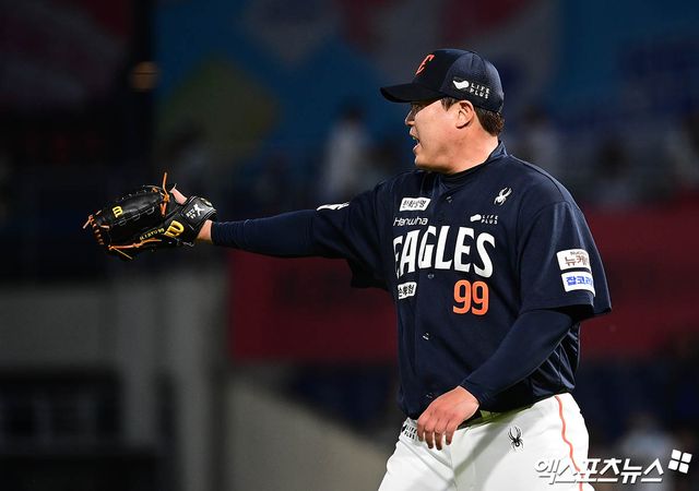 30일 오후 경상남도 창원NC파크에서 열린 '2025 신한 SOL Bank KBO리그' 한화 이글스와 NC 다이노스의 경기, 6회말 무사 1루 한화 선발투수 류현진이 NC 김주원을 병살타로 처리한 뒤 동료들의 수비에 기뻐하고 있다. 창원, 박지영 기자