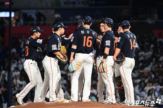 30일 오후 경상남도 창원NC파크에서 열린 '2025 신한 SOL Bank KBO리그' 한화 이글스와 NC 다이노스의 경기, 한화가 선발투수 류현진의 6이닝 1실점 호투와 타선의 활약에 힘입어 7:1의 스코어로 승리했다. 경기 종료 후 한화 선수들이 승리의 기쁨을 나누고 있다. 창원, 박지영 기자