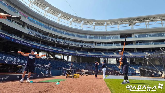 이진만 NC 구단 대표이사는 30일 창원 NC파크에서 기자회견을 열고 '야구단은 야구에만 집중할 수 있는 환경이 필요하다. 이런 환경에서 야구를 할 때, 더 좋은 성적을 낼 수 있고, 그에 따라 더 많은 팬들이 야구장을 찾게 된다'며 연고 이전에 대한 의지를 내비쳤다. NC 선수들이 홈으로 돌아온 뒤 처음 연습하고 있다. 창원, 박지영 기자